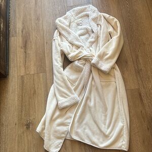 Dreamy Nordstrom Lingerie Frosted Plush Robe Size L